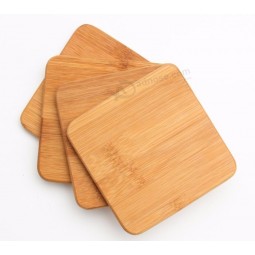 Sottobicchiere quadrato in legno di bambù quadrato con diamante tondo e tazza da caffè con logo stampato. decorazione da tavola.