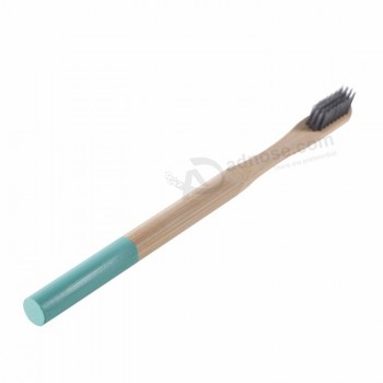 Les hommes d’affaires recommandent la brosse à dents en bambou biodégradable pour l’hôtel