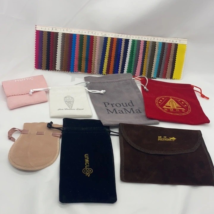 Bolsa de organza con cordón pequeño impresa personalizada, bolsa de embalaje de joyería de terciopelo promocional, bolsa de regalo de satén de lujo, bolsas de joyería