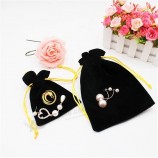 Vente en gros Logo doré personnalisé Promoional Noir Polyester Satin Tissu Doublure Pochette Dés Bijoux Montres Parfum Emballage Cadeau Sac Shopping