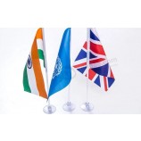 Impression personnalisée de drapeaux nationaux tenus à la main