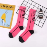 Neue Frauen druckten Socken rosa Buchstaben Inschrift schwarz weiße Baumwolle lustige Socken