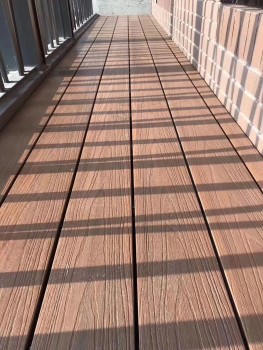 Planche de terrasse composite en bois et en plastique WPC pour l’extérieur