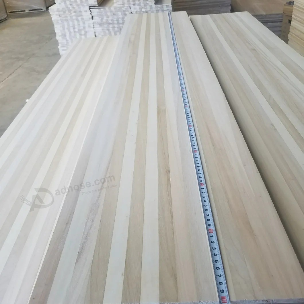 Painéis e placas de madeira maciça cortados no tamanho para caixão.