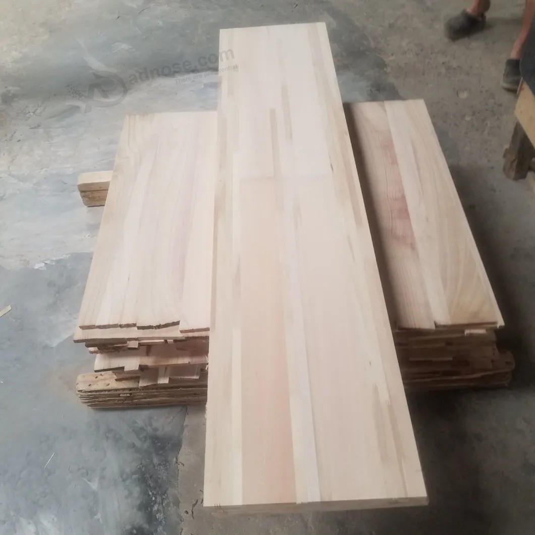 Painéis e placas de madeira maciça cortados no tamanho para caixão.