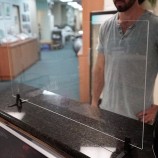 オフィスのための注文OEMの機械化の部品の保護アクリルの分離板透明なつや消しプレキシガラスシートアクリル板メーカーアクリルレインボーシー