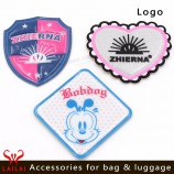 Fabricants en gros sacs accessoires vêtements patchs en caoutchouc étiquette en silicone PVC souple patchs en silicone personnalisés pour vêtements