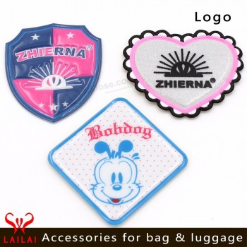 Produttori all'ingrosso accessori per borse abbigliamento toppe in gomma con etichetta in silicone PVC morbido patch in silicone personalizzato per abbigliamento