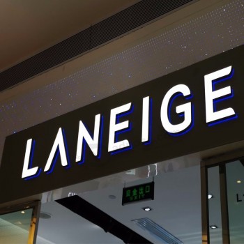 Prezzo economico di fabbrica 3d anteriore retroilluminato lettera di canale led signage logo del negozio con bordo esterno led segno