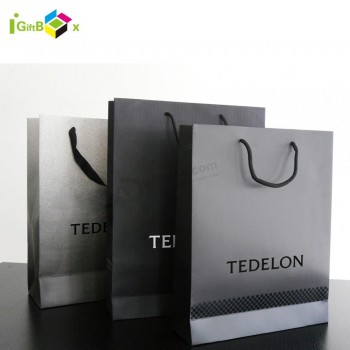 Conception personnalisée Luxe Noir mat Logo personnalisé Imprimé Tote Carrier Papier Kraft Shopping Cadeau Emballage Sac en papier avec poignée en corde