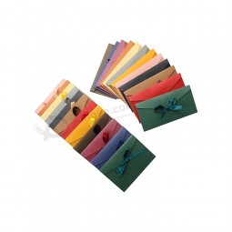 Venta al por mayor de fábrica Tarjeta de regalo de tamaño personalizado Sobres de papel coloridos con lazo de cinta