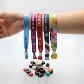 Commercio all'ingrosso della fabbrica regalo promozionale nastro/silicone/elastico wrist band tessuto festival wristband evento