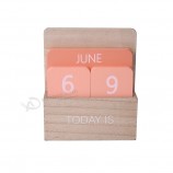 Calendario in legno colorato per la decorazione del desktop