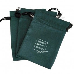 Lujosa bolsa de joyería de satén verde oscuro con logotipo en cinta y bolsa