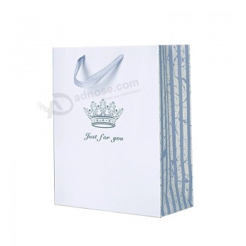 Cina Logo personalizzato Piccolo vettore colorato Borse della spesa Stampato Matte White Paper Packaging Sacchetto regalo di lusso con manico a nastro