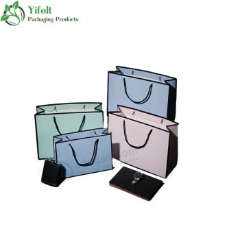 Commercio all'ingrosso Bianco Stampato Personalizzato Colorato Imballaggio Regalo di Lusso Tote Carrier Paper Bag con Stampa Logo per Colthing