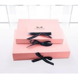 Confezione regalo in carta pieghevole con laminazione opaca con chiusura magnetica personalizzata con logo con rivestimento UV nero lucido