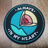 Etichetta con logo personalizzato patch ricamata per indumento