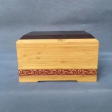 刻印された棺と棺は灰のための竹の壷