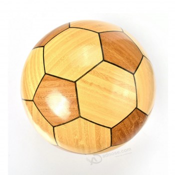 美しい手作りの竹の木製サッカーとサッカーの装飾工芸品