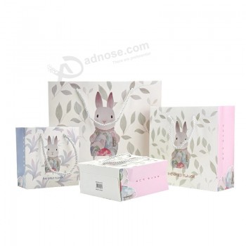 Bolsa de embalaje plegable plegable impresa con logotipo de artesanía personalizada, bolsa de embalaje de regalo reciclada de lujo, bolsa de papel kraft de moda para fiesta
