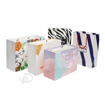 Borse della spesa in carta con stampa di logo personalizzato per produttore di borse regalo per trasportatori di abbigliamento
