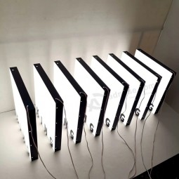 Scatola luminosa a LED impermeabile per pubblicità all'aperto con poster acrilico a forma speciale su misura per la progettazione di logo