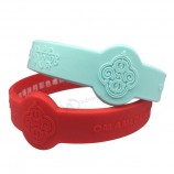 Logo en relief de couleur personnalisée Bracelets en silicone personnalisés