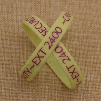 Rifornimento della fabbrica a buon mercato logo personalizzato inciso braccialetti in silicone inchiostrato