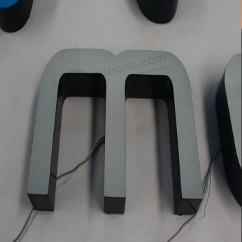 Parola in plexiglass LED con illuminazione frontale completamente personalizzabile per un grande effetto pubblicitario