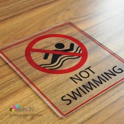 kundenspezifische angefertigte UV-Flachbettplatten CMYK oder CMYKW digital bedruckte transparente Acryl-Firmenlogo-Paneele, Warntafel-Schild