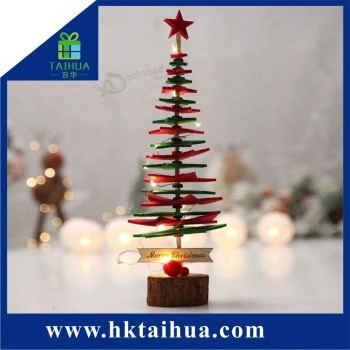 Cadeau de Noël traditionnel Arbre de Noël créatif mince artificiel sur la table