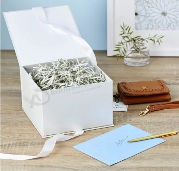 Geschenkbox mit Papierfüllung für Abschlussfeiern, Valentinstag, Geburtstage, Hochzeiten, Verlobungen, Weihnachten