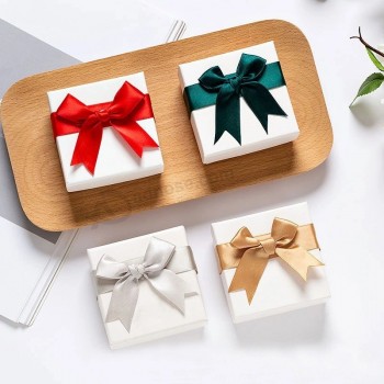 Bovenste en onderste omslag Kartonnen papieren sieraden verpakkingsdoos voor ketting hanger armband ring cadeauverpakking met venster