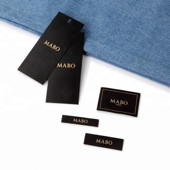 Etiqueta colgante de cartón de impresión negra con logotipo personalizado con estampado dorado en caliente para ropa