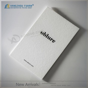 Accessori per abbigliamento PVC RFID Etichette di spedizione Logo personalizzato in rilievo Stampato Matte White Paper Hang Tag