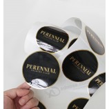 Op maat gemaakte zelfklevende vinyl waterdichte logosticker, synthetische papieren flesstickers, rol zelfklevende productsticker afdrukken