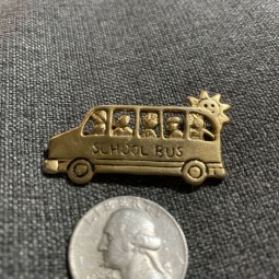 goldfarbene Schulbus-Pin-Brosche