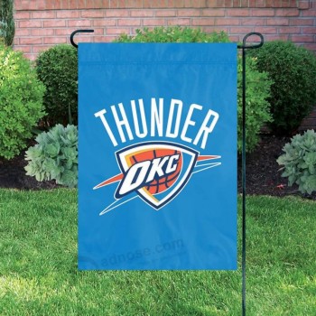 NBAオクラホマシティサンダープレミアムガーデンフラッグ、12.5 x 18インチ