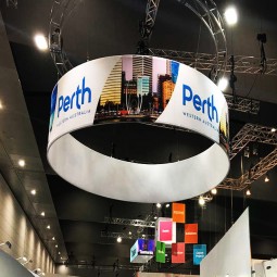 Uso della fiera telaio in alluminio che appende il banner al soffitto