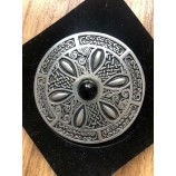 St JUSTIN Keltische broche Pin grote ronde schild zwart glazen centrum - tin