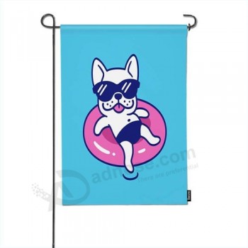 Zwemmende hond welkom decoratieve tuinvlaggen, grappige Franse bulldog in zonnebril met zwembad drijvende tuinvlaggen voor buiten