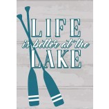 La vida es mejor en el lago - Tamaño del jardín, bandera decorativa de doble cara, con licencia y derechos de autor - Impresa en los EE. UU. 12 pulgadas x 18 pulgadas aprox