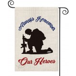 Denken Sie immer an unsere Helden Gartenflagge vertikal doppelseitig, Militärsoldaten patriotischer Hof Außendekoration 12,5 x 18 Zoll