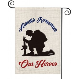 Recuerde siempre a nuestros héroes Bandera de jardín vertical de doble cara, soldados militares Decoración al aire libre de patio patriótico 12.5 x 18 pulgadas