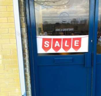 SIGNE DE VENTE BANNIÈRE PVC BANNIÈRE EN VINYLE COULEUR VITRINE VITRINE VENTE AU DÉTAIL AFFICHAGE