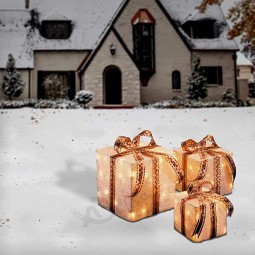 点灯した人工クリスマスの装飾3ピースセットには、事前に張られた白いライト、サイザル麻のギフトボックス、10X10X10.6が含まれています
