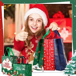 ハンドル付き24個のクリスマストートバッグクリスマスギフトバッグ多機能不織布クリスマスバッグ防水トリートグッディバッグ