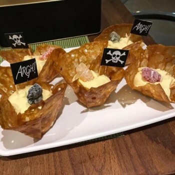 50 Bandiera Pirata Cake Pick Toppers Cocktail Stick Partito Pirata Teschio & Ossa Incrociate