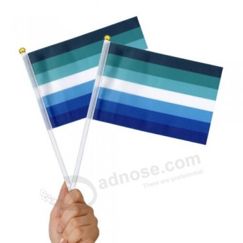 Confezione da 2 GAY MALE MLM Pride Mini Bandiere - Bandiera in miniatura tenuta in mano